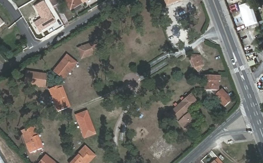 Vue aérienne du Rond-point anonyme n°1506959228