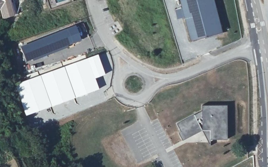 Vue aérienne du Rond-point anonyme n°150754898