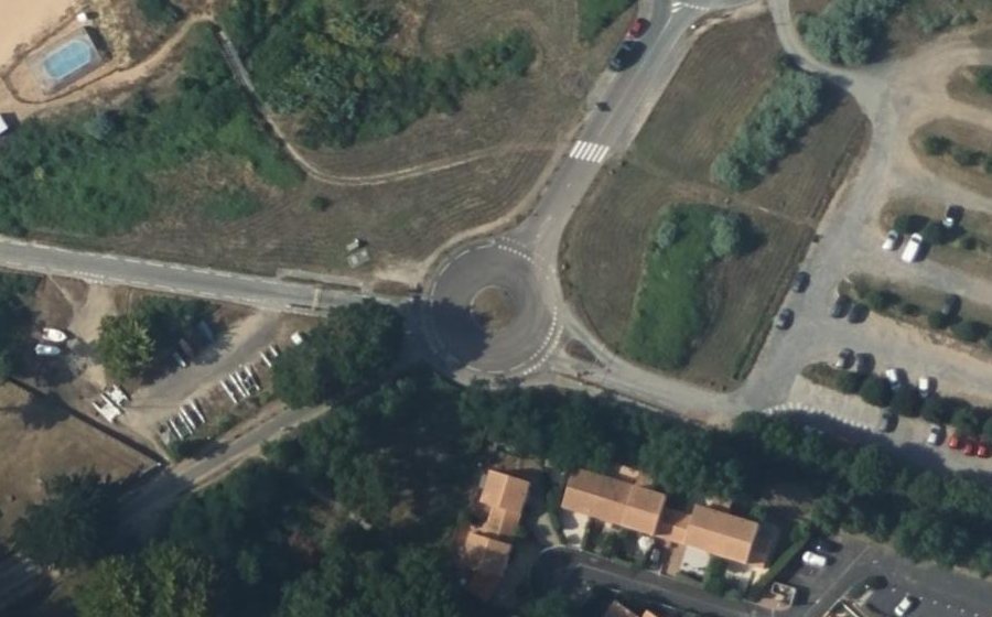 Vue aérienne du Rond-point anonyme n°150794585