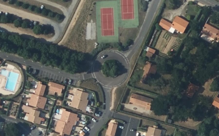 Vue aérienne du Rond-point anonyme n°150794586