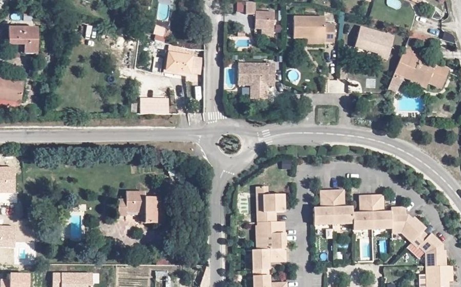Vue aérienne du Rond-point anonyme n°150797064