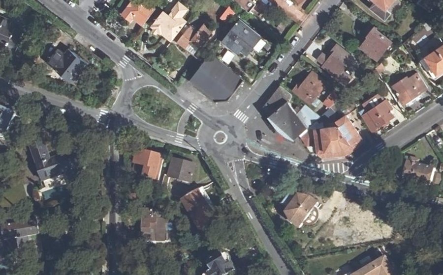 Vue aérienne du Rond-point anonyme n°150850427