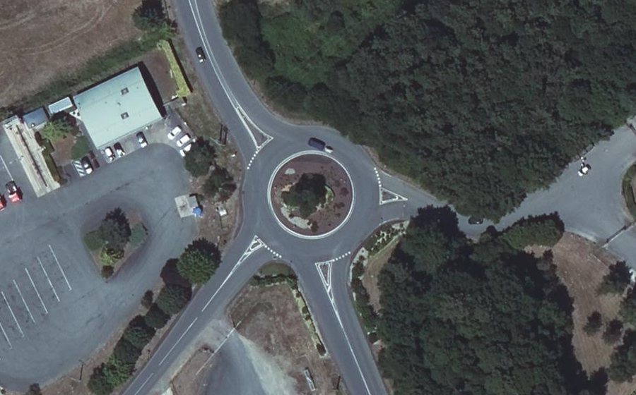 Vue aérienne du Rond-point anonyme n°150882502