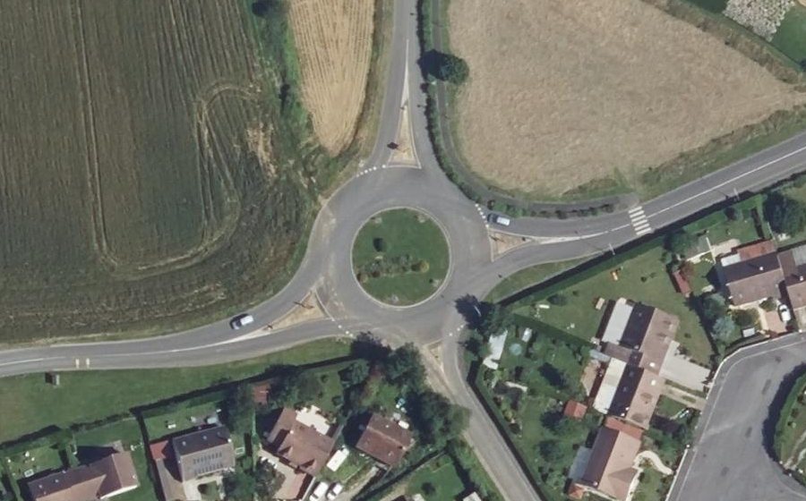 Vue aérienne du Rond-point anonyme n°150882827