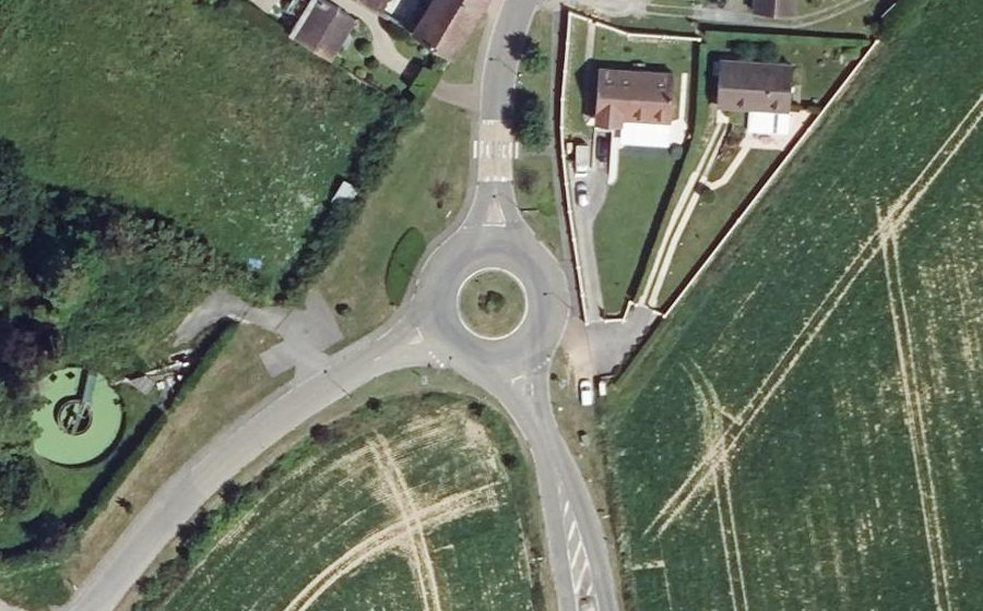 Vue aérienne du Rond-point anonyme n°150886663
