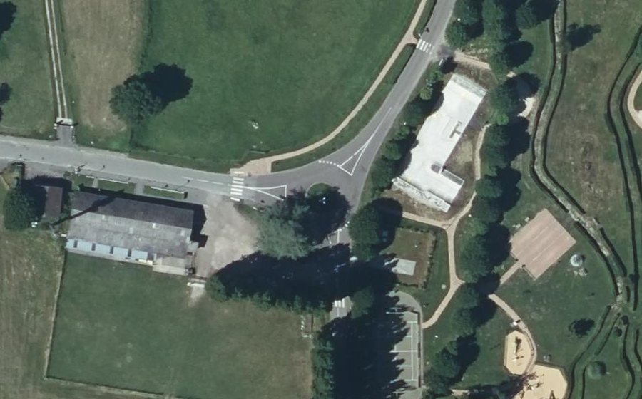 Vue aérienne du Rond-point anonyme n°150888617