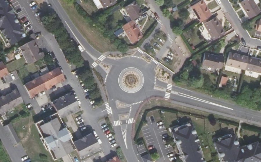 Vue aérienne du Rond-point anonyme n°150893120