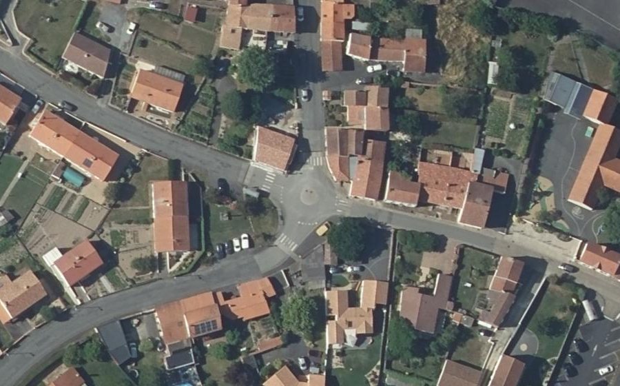 Vue aérienne du Rond-point anonyme n°150976358