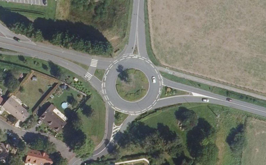 Vue aérienne du Rond-point anonyme n°150994051