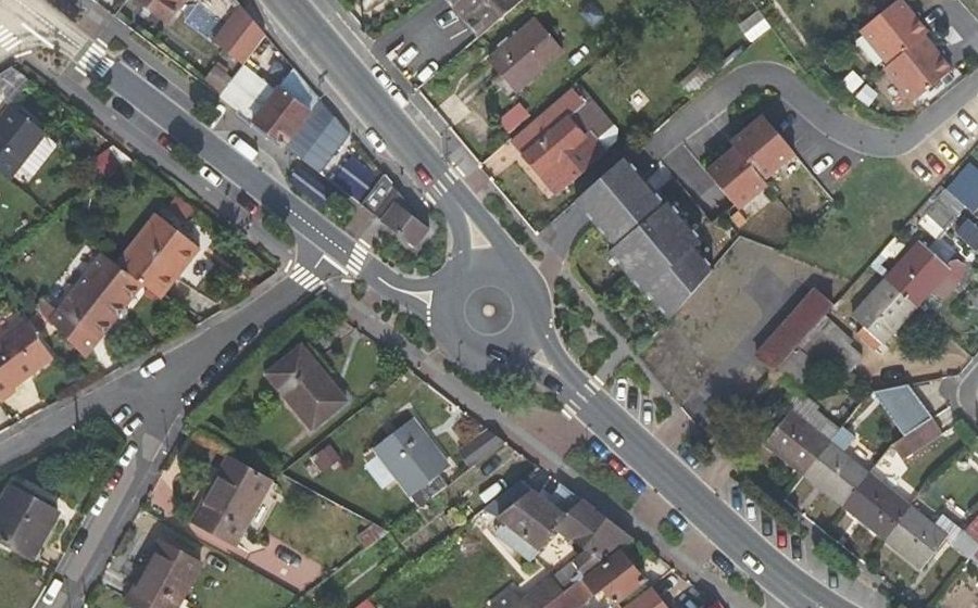 Vue aérienne du Rond-point anonyme n°151047017