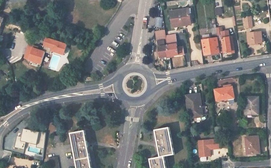 Vue aérienne du Rond-point anonyme n°151097806