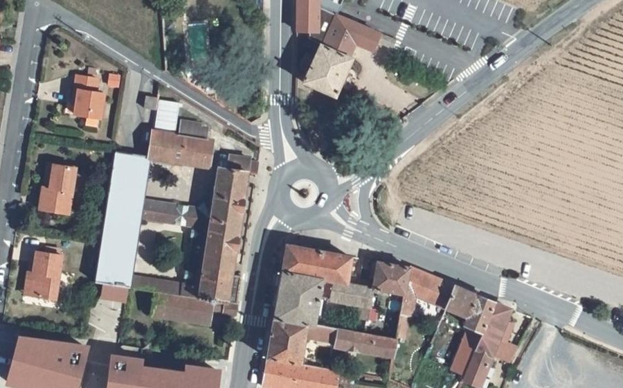 Vue aérienne du Rond-point anonyme n°151149764