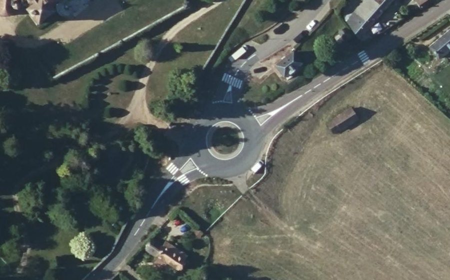 Vue aérienne du Rond-point anonyme n°151151524