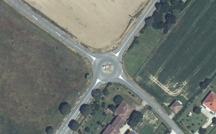Vue aérienne du Rond-point anonyme n°151167570