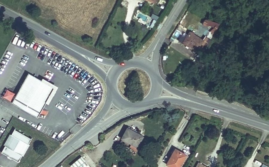 Vue aérienne du Rond-point anonyme n°151167571