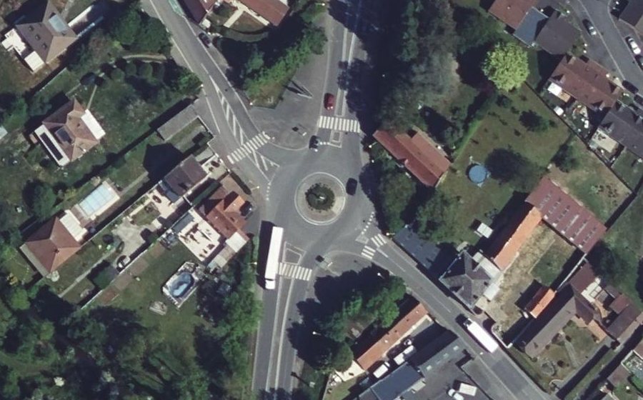Vue aérienne du Rond-point anonyme n°151170624