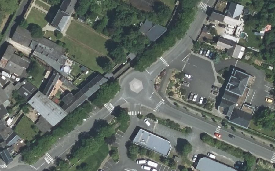 Vue aérienne du Rond-point anonyme n°151195287