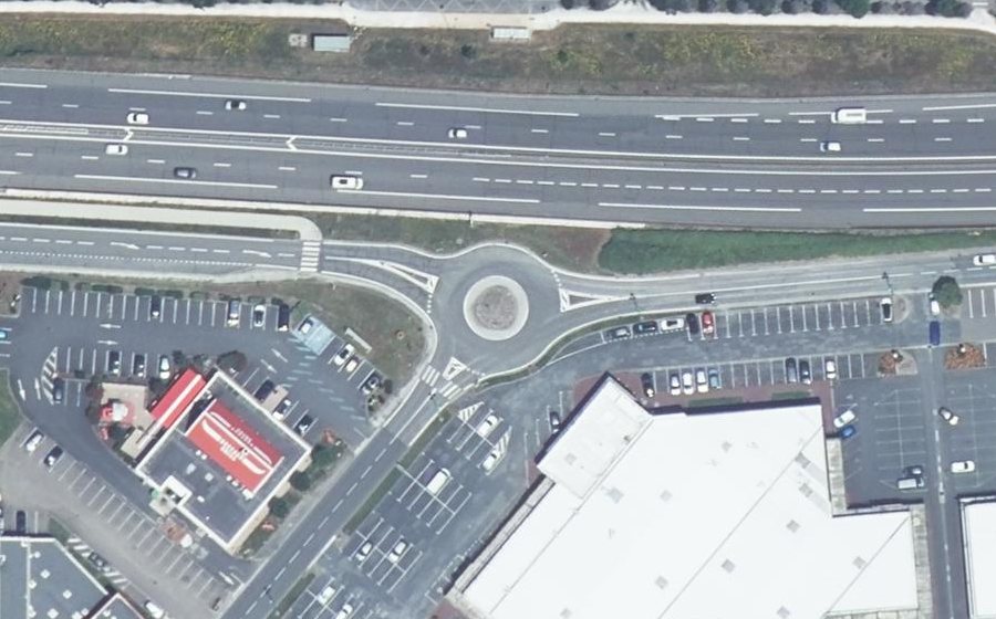 Vue aérienne du Rond-point anonyme n°151216473