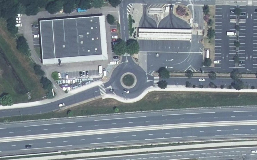 Vue aérienne du Rond-point anonyme n°151216474