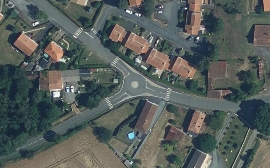 Vue aérienne du Rond-point anonyme n°1512379586
