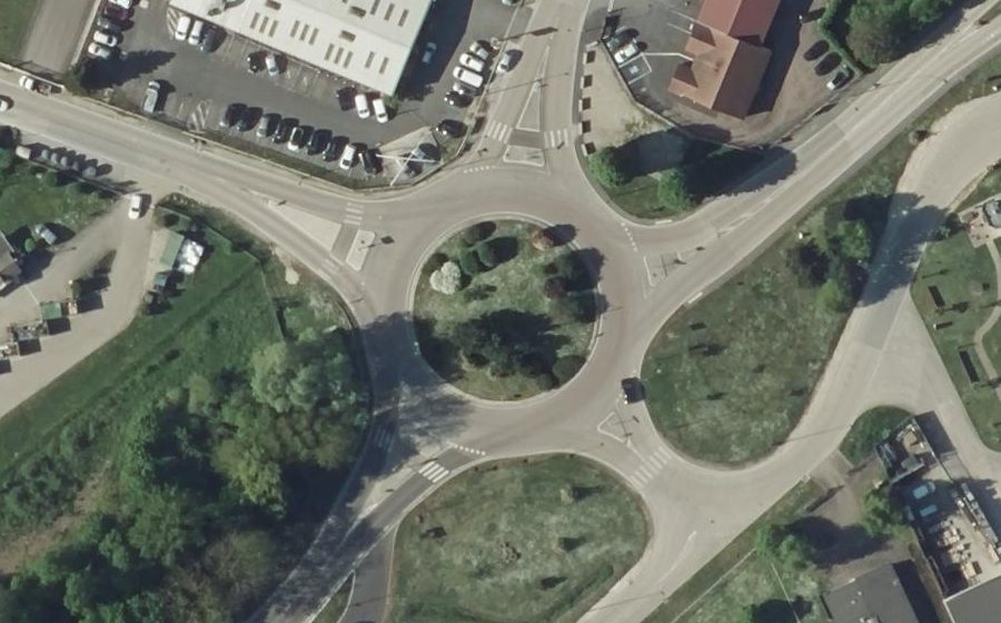 Vue aérienne du Rond-point anonyme n°151247798