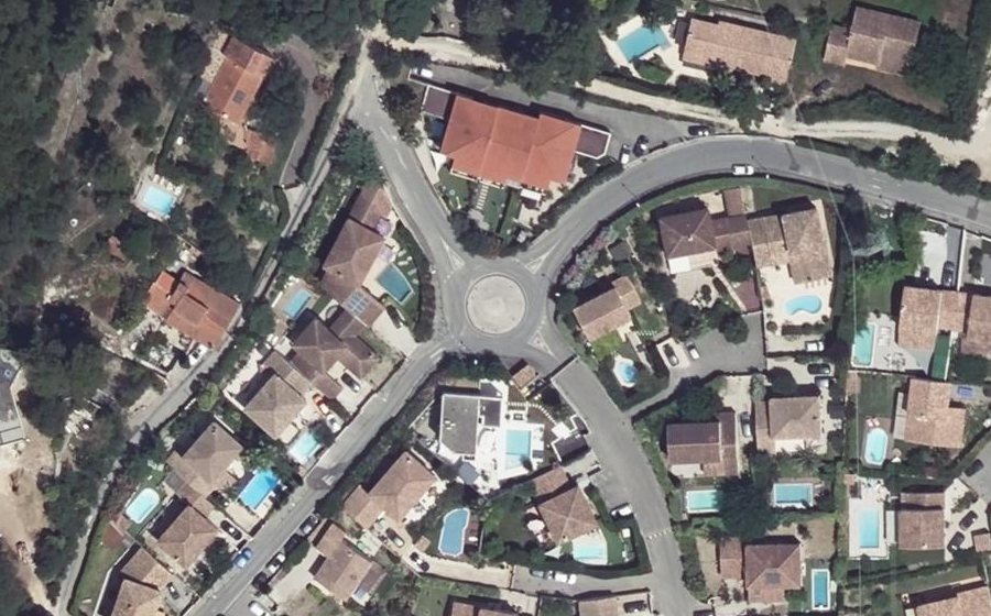 Vue aérienne du Rond-point anonyme n°151248863