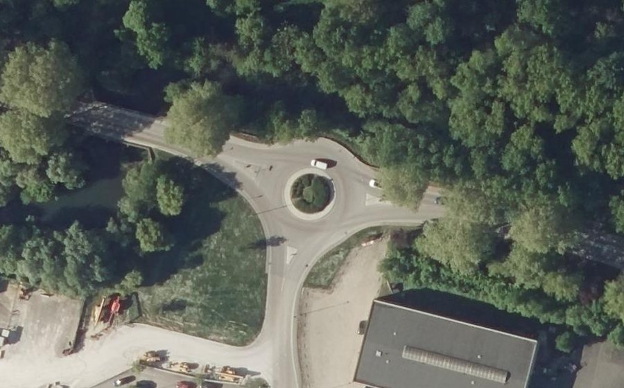 Vue aérienne du Rond-point anonyme n°151249176