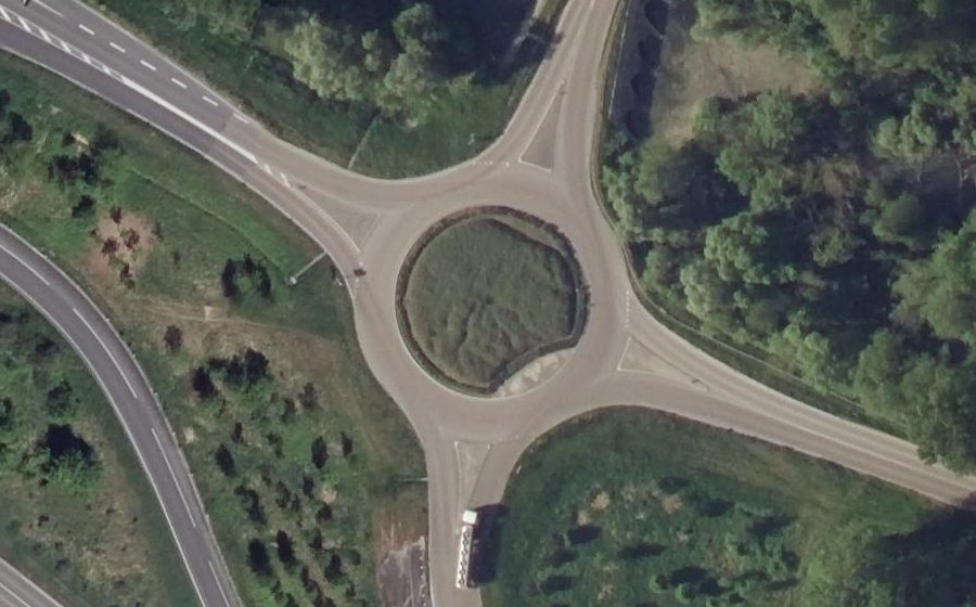 Vue aérienne du Rond-point anonyme n°151249178
