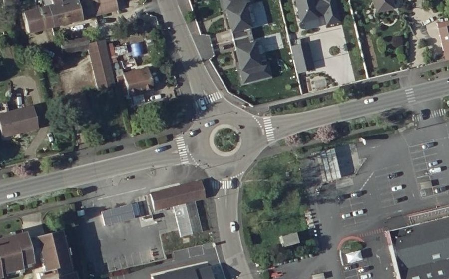 Vue aérienne du Rond-point anonyme n°151269254