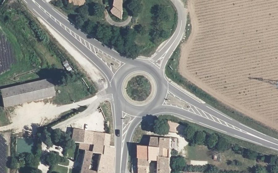 Vue aérienne du Rond-point anonyme n°151275658