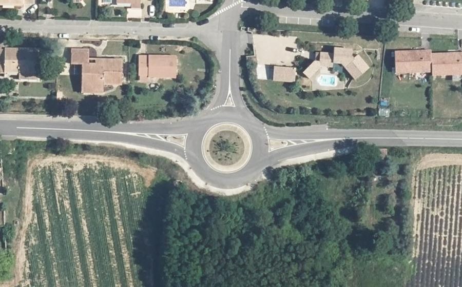 Vue aérienne du Rond-point anonyme n°151275732