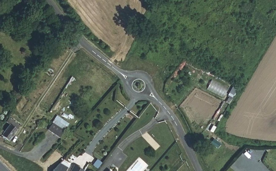 Vue aérienne du Rond-point anonyme n°151284421