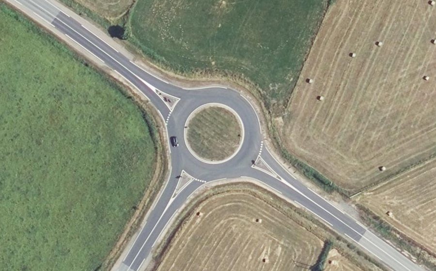 Vue aérienne du Rond-point anonyme n°151353259
