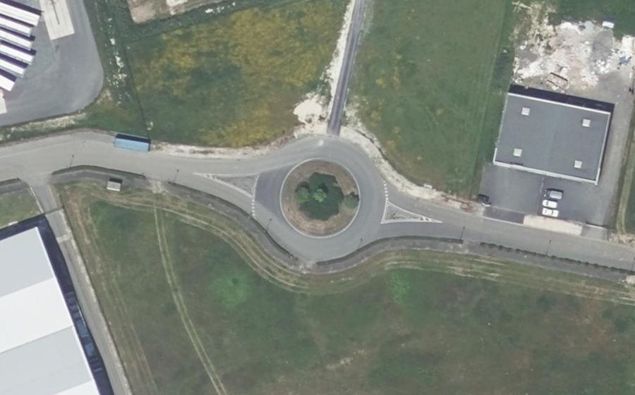 Vue aérienne du Rond-point anonyme n°151373390