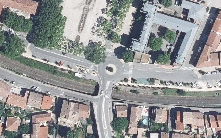 Vue aérienne du Rond-point anonyme n°151401665