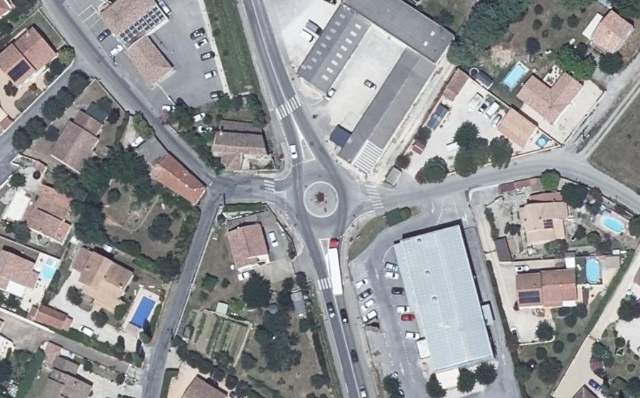 Vue aérienne du Rond-point anonyme n°151411775