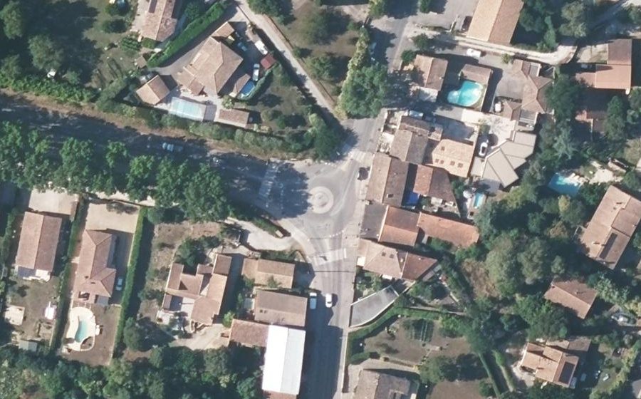 Vue aérienne du Rond-point anonyme n°151442502