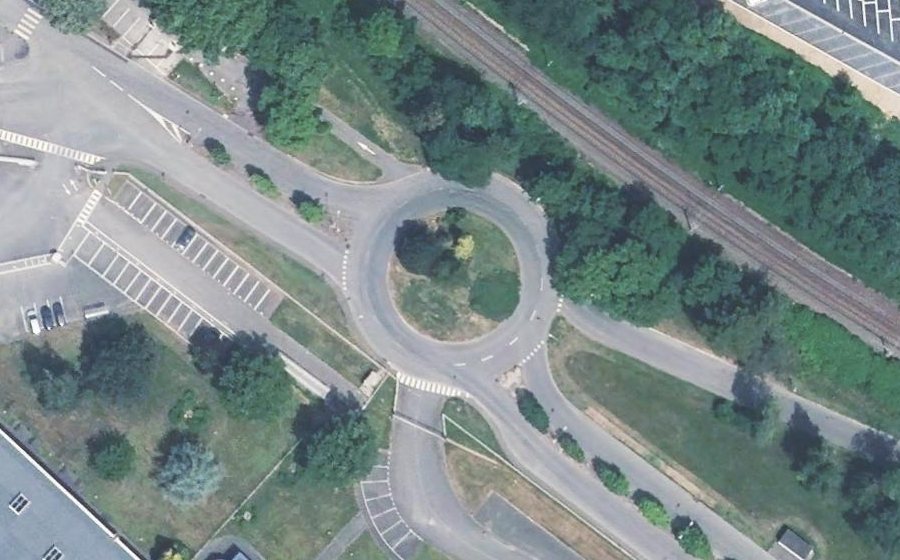 Vue aérienne du Rond-point anonyme n°151537077