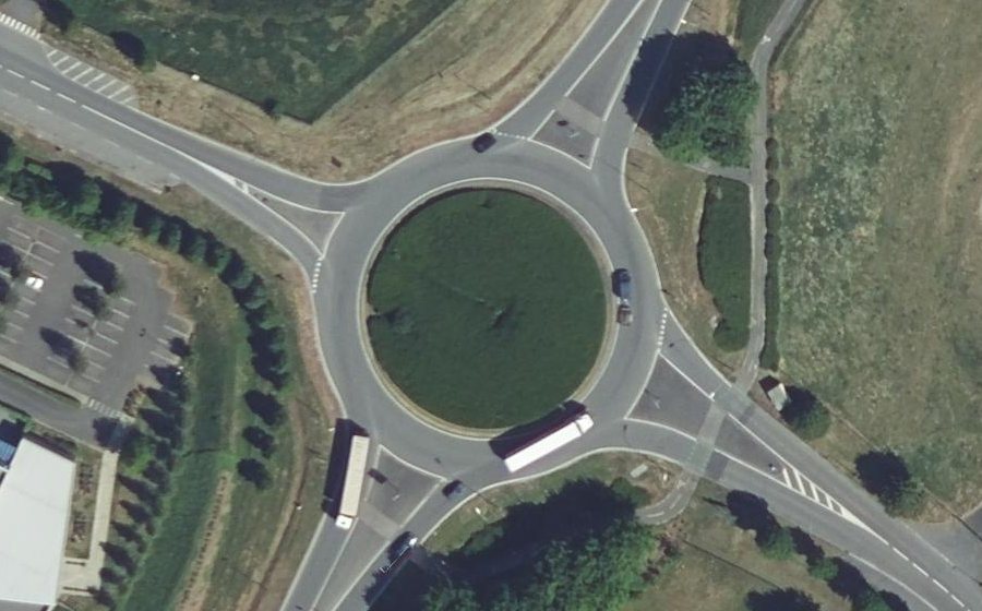 Vue aérienne du Rond-point anonyme n°151537598