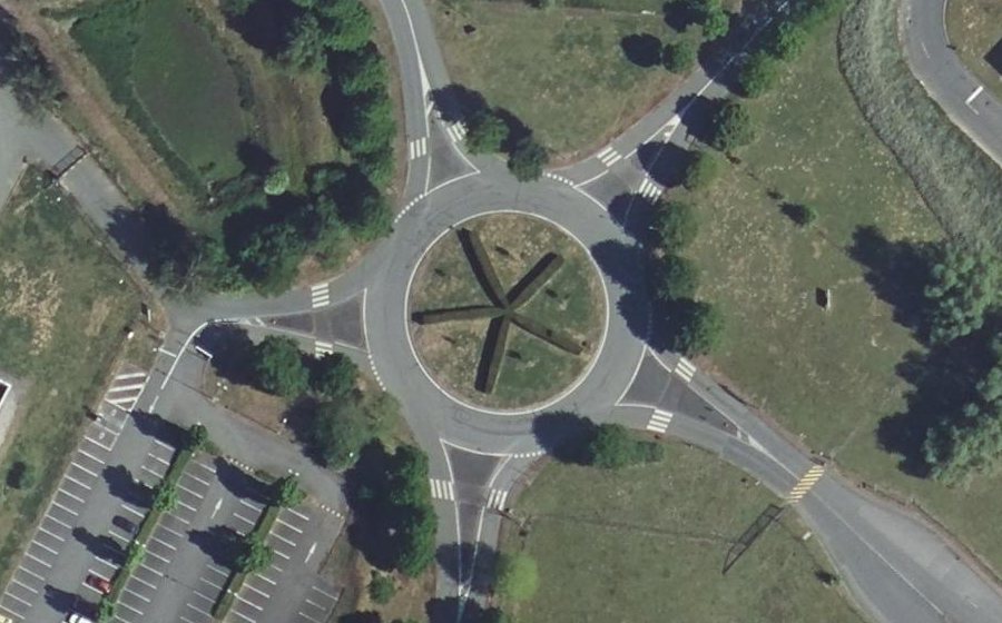 Vue aérienne du Rond-point anonyme n°151542909