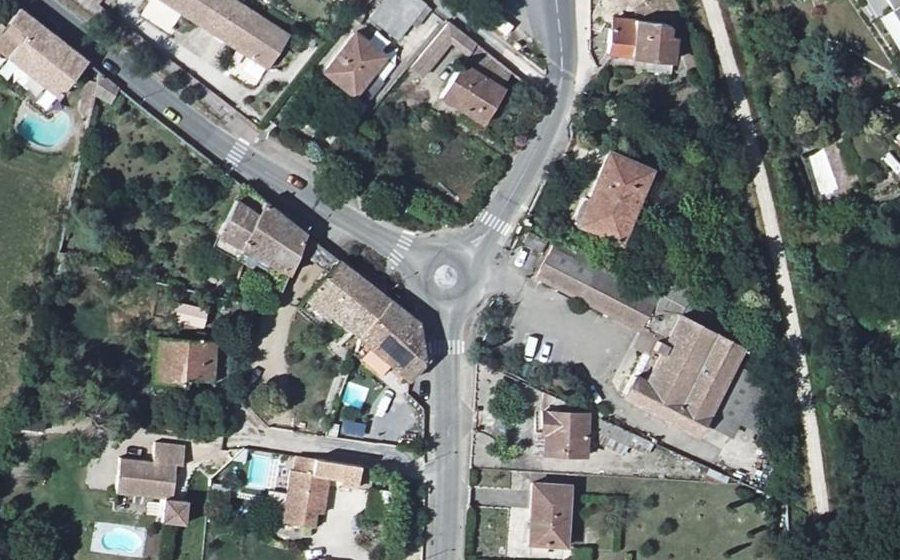 Vue aérienne du Rond-point anonyme n°151556115
