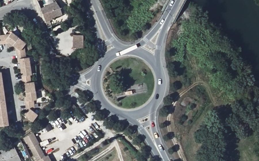 Vue aérienne du Rond-point anonyme n°151556138