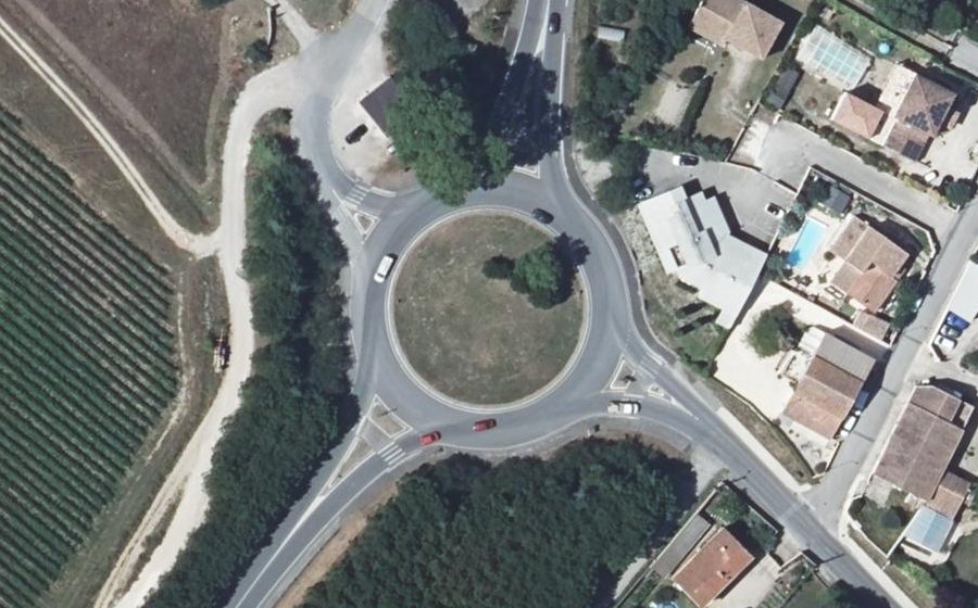 Vue aérienne du Rond-point anonyme n°151556141