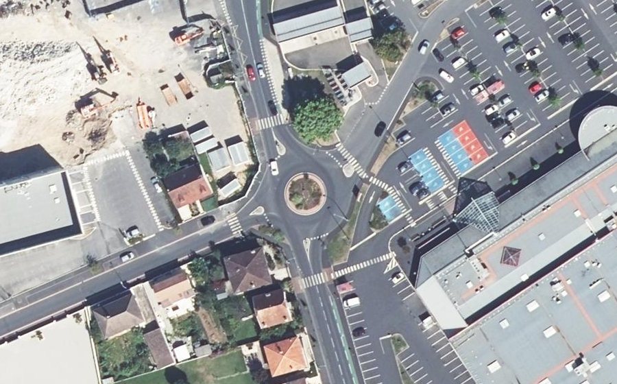 Vue aérienne du Rond-point anonyme n°151565019