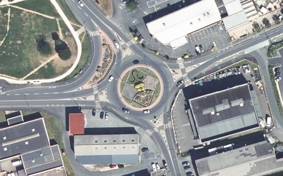 Vue aérienne du Rond-point anonyme n°151565021