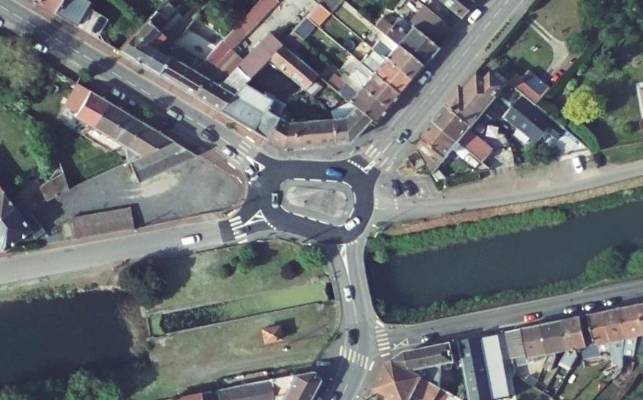 Vue aérienne du Rond-point anonyme n°151573289
