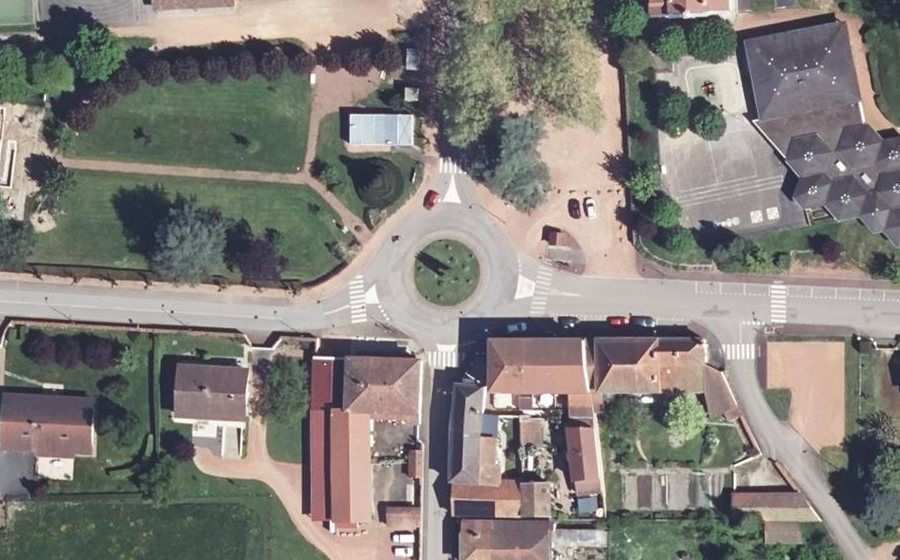 Vue aérienne du Rond-point anonyme n°151590530