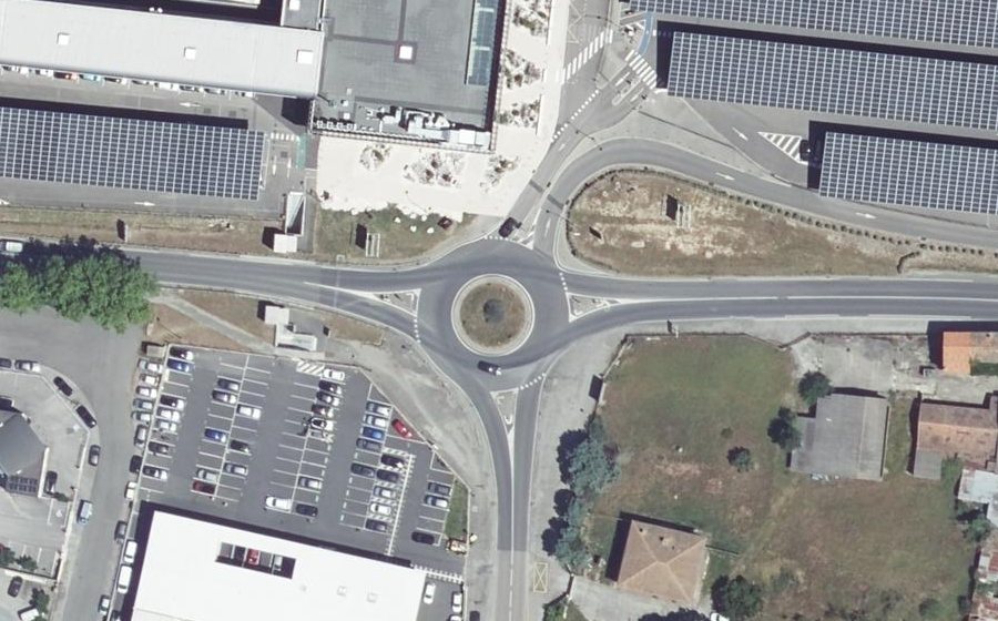 Vue aérienne du Rond-point anonyme n°151594746