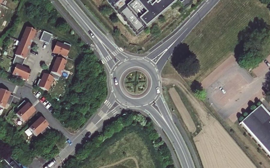 Vue aérienne du Rond-point anonyme n°151599133