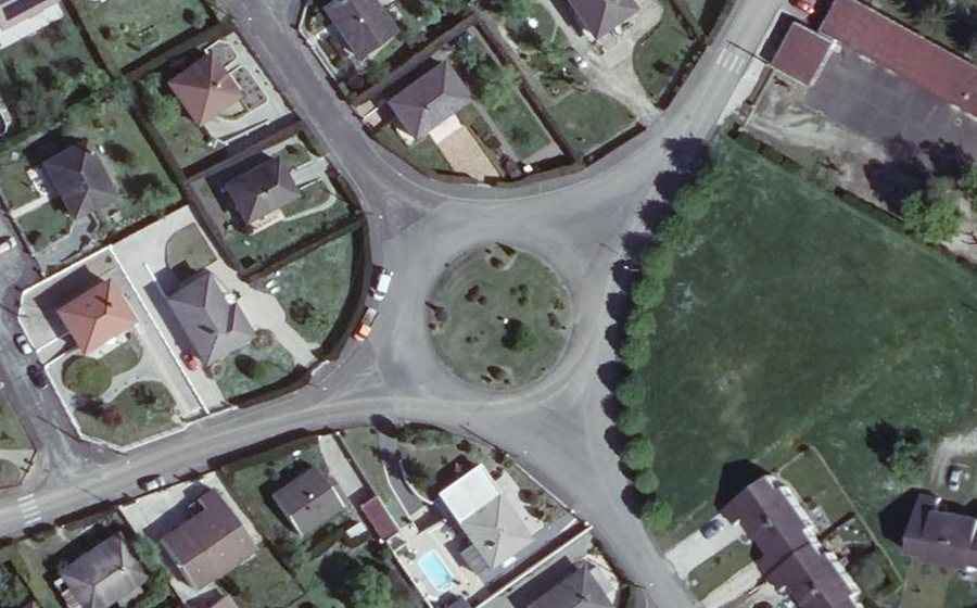 Vue aérienne du Rond-point anonyme n°151624525